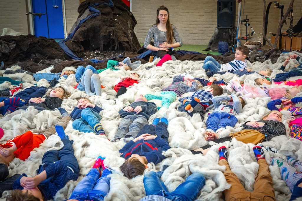 Een foto van een scene van Wolk in de Klas, Groningen: Foto Het Houten Huis / Saskia Jans.